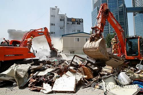 무너진 용산 상가 건물… 잔해 정리 한창 (서울=연합뉴스) 홍해인 기자 = 3일 낮 12시 35분께 서울 용산구 한강로 2가 4층짜리 상가 건물이 무너졌다. 건물 붕괴 현장에서 119구조대원들이 잔해 정리 작업을 벌이고 있다. 2018.6.3      hihong@yna.co.kr  (끝)