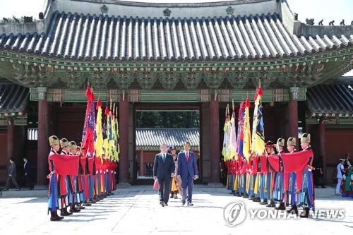 세계문화유산 창덕궁에서 열린 인도네시아 대통령 환영식 (서울=연합뉴스) 황광모 기자 = 문재인 대통령이 한국을 국빈 방문한 조코 위도도 인도네시아 대통령과 10일 오전 서울 종로구 창덕궁 인정전 앞에서 열린 공식 환영식에서 전통 의장대를 사열하고 있다.     hkmpooh@yna.co.kr  (끝)