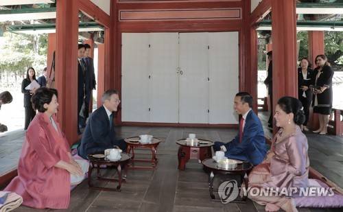 초가을, 창덕궁 영화당에 앉아 환담하는 한-인니 정상 (서울=연합뉴스) 배재만 기자 = 문재인 대통령 내외와 조코 위도도 인도네시아 대통령 내외가 10일 오전 창덕궁 영화당에서 환담을 나누고 있다.     scoop@yna.co.kr  (끝)