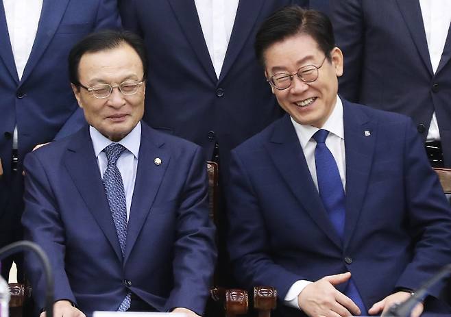 더불어민주당 이해찬 대표(왼쪽)와 이재명 경기지사가 11일 ‘민주당-경기도 예산정책협의회’에서 웃고 있다. 연합뉴스