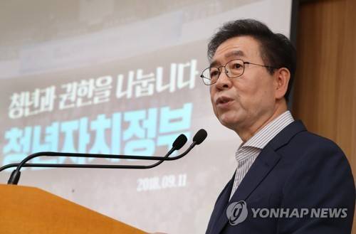 청년자치정부 출범 밝히는 박원순 서울시장 (서울=연합뉴스) 정하종 기자 = 박원순 서울시장이 11일 오전 시청 브리핑룸에서 내년 3월 청년자치정부 출범 계획을 밝히고 있다.     chc@yna.co.kr  (끝)