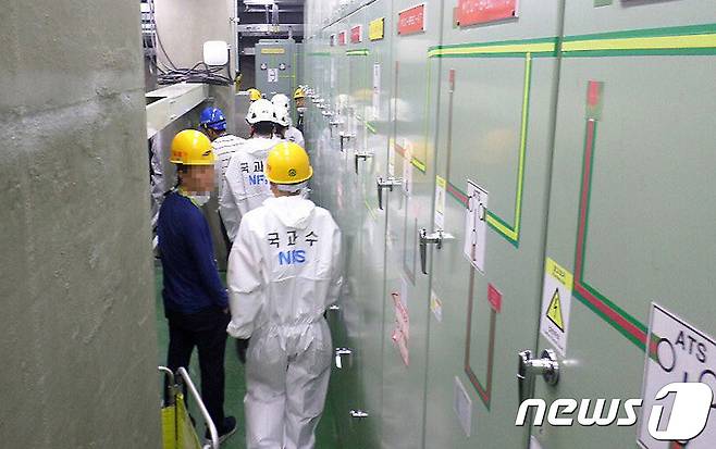 6일 경기도 용인시 삼성전자 기흥사업장 이산화탄소 유출 사고 현장에서 경찰과 국과수 관계자들이 합동 감식을 하고 있다. 지난 5일 오후 삼성전자 기흥사업장 6-3라인 지하1층 기계실에서 소화용 이산화탄소가 유출돼 협력업체 직원 1명이 숨지고 2명이 부상을 당하는 사고가 발생했다. (경기남부지방경찰청 제공) 2018.9.6/뉴스1 © News1 오장환 기자