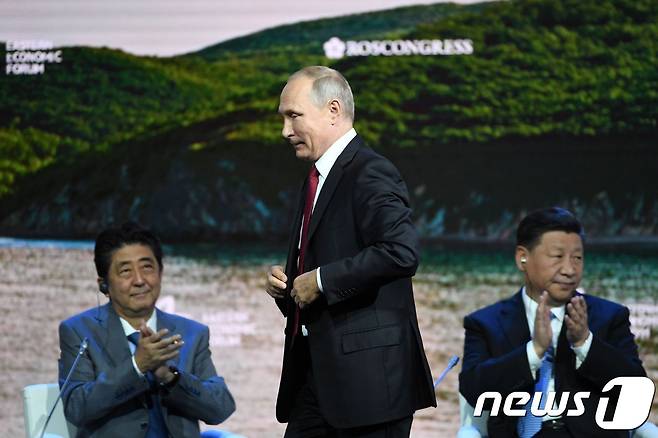 러시아 블라디보스토크에서 12일 열린 동방경제포럼 전체세션에 참석 중인 아베 신조 일본 총리, 블라디미르 푸틴 러시아 대통령, 시진핑 중국 국가주석(왼쪽부터) © AFP=뉴스1