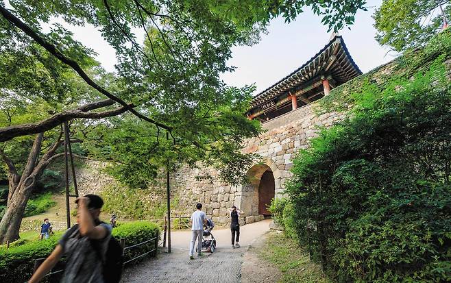 문약과 오만에 빠진 조선 정부가 숨어 들어간 남한산성 지화문.