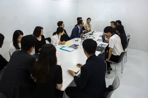 <사진> 포스트컴과 스파이스박스 양사 임직원들이 디지털 마케팅 시장 현황과 방향에 대해 서로 논의하고 있는 모습