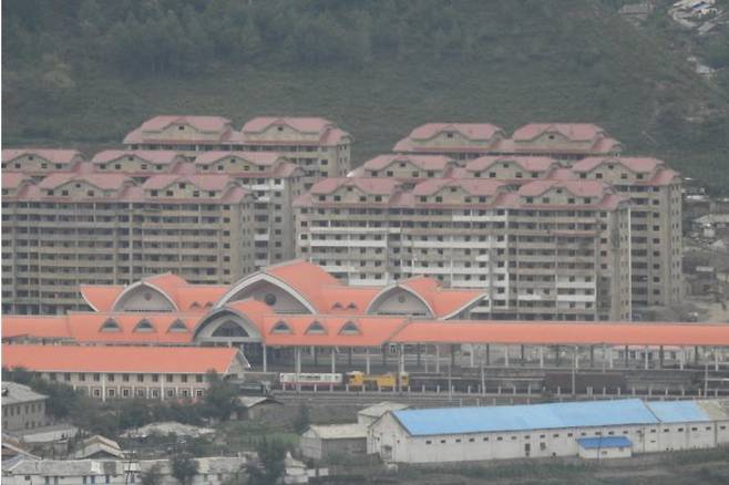 북한 혜산시 동쪽 교외에 건설되고 있는 신도시와 혜산역 신청사의 모습 (사진=경상대 박종철 교수 제공)