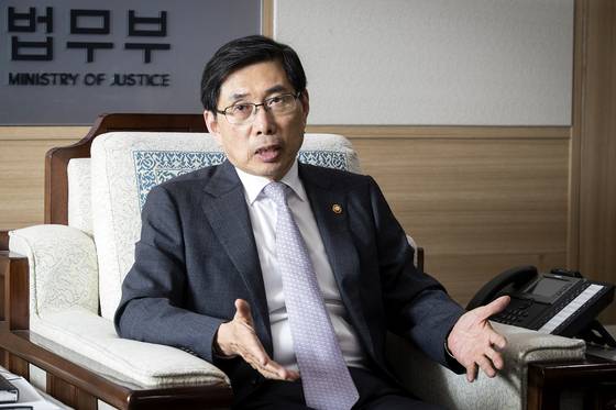 박상기 법무부 장관은 지난 5일 정부과천청사 집무실에서 ’교도소는 미래에 대한 투자“라며 ’우리 사회가 범죄자를 수용하지 않으면 범죄에 대한 두려움과 사회적 비용은 더 커지게 된다“고 말했다. [장진영 기자]