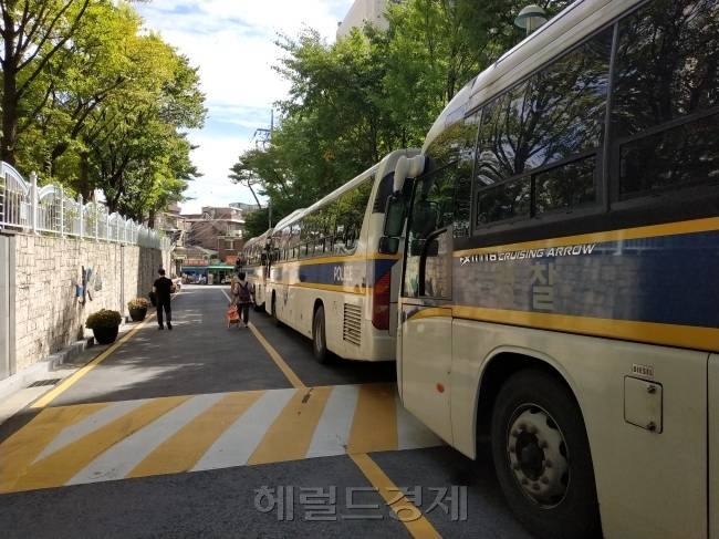 조코 위도도 인도네시아 대통령 방한 당시 한 대학가 인근에 주차된 의경버스들. [김성우 기자/zzz@heraldcorp.com]