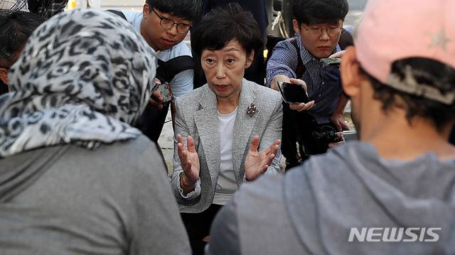 【서울=뉴시스】추상철 기자 =  최영애 인권위원장이 13일 오후 서울 종로구 효자동 치안센터 앞에서 난민심사불인정 등으로 단식농성중인 난민을 찾아 애로사항을 듣고 있다. 2018.09.13.scchoo@newsis.com