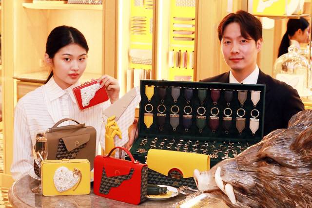 13일 갤러리아백화점 명품관에 오픈한 프랑스 명품 브랜드 ‘포레르빠쥬’ 매장에서 모델이 포레르빠쥬의 시그니처인  권총 모티브 포켓이 부착된 가방들을 선보이고 있다.  /사진제공=갤러리아백화점