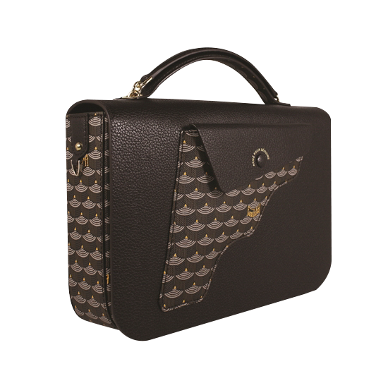 포레르빠쥬의 시그니처인 권총 모티브 포켓, 갑옷 비늘을 연상시키는 ‘에카이유’ 패턴 등이 디자인된 ‘칼리버 백’.  /사진제공=갤러리아백화점