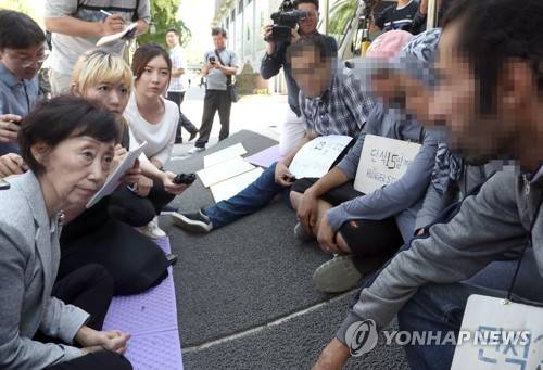 단식 농성중인 난민 만난 최영애 국가인권위원장 (서울=연합뉴스) 정하종 기자 = 최영애 국가인권위원장이 13일 오후 서울 종로구 효자 치안센터 앞에서 단식 농성중인 이집트 출신 난민신청자들을 만나고 있다. 2018.9.13      chc@yna.co.kr  (끝)