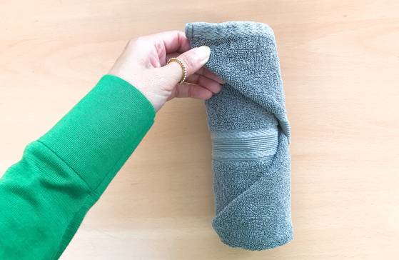수건을 동그랗게 말아 놔 통이나 선반에 꽂아 두기만 해도 예쁜 수건 접기 방법이다. 그냥 둘둘 만 게 아니라 끝을 단단하게 고정해놔 잘 풀리지 않도록 하는 게 포인트다.