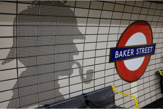 ISO 800으로 찍힌 사진으로 웹용 게재에 무리가 없을 정도로 화질이 좋다. 런던 지하철역 표시의 빨간색과 파란색을 눈으로 보는 것에 가깝게 살린 것도 특징이다. 벤치 노란색 역시 색감을 잘 살렸다. 이하 사진은 모두 무보정. /김범수 기자