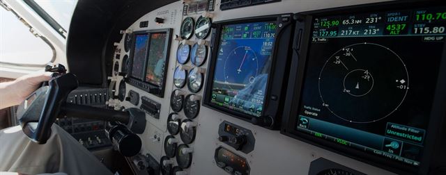 가민의 GPS 시스템이 탑재된 항공기 조종석. 가민 홈페이지 캡처