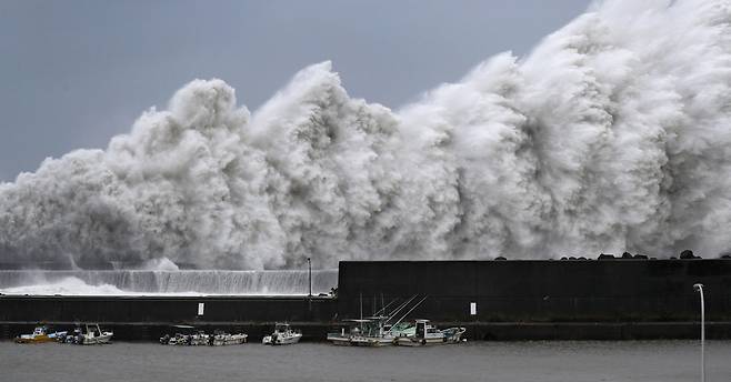 제21호 태풍 제비가 일본 남서부 지역을 상륙한 지난 4일 고치(高知)현 아키(安藝)시의 항구 앞바다에서 거대한 파도가 솟구쳐 오르고 있다.[연합뉴스]