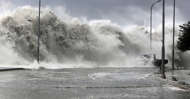 2016년 10월 5일 제18호 태풍 차바의 북상으로 부산 해운대구 마린시티 앞 방파제에 집채 만하 파도가 몰아치고 있다. [중앙포토]