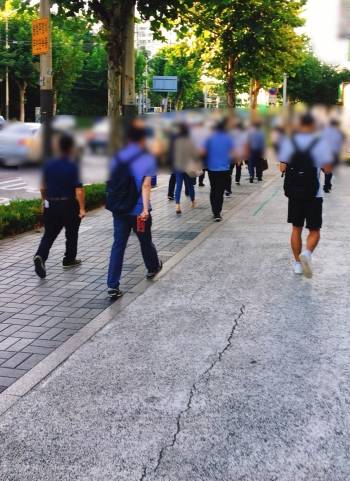 출근길에 찍은 풍경. 소리가 사라지니 사람들과 가까이 있어도 따로 있는 것처럼 느껴졌다. 닿을듯 닿지 않는 기분이 뭔가 더 외로웠다. 시각과 촉각 등 다른 감각에 더 집중하게 됐다./사진=남형도 기자