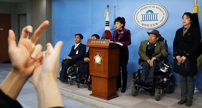 자유한국당 김순례 의원이 21일 서울 여의도 국회 정론관에서 2017년도 전국 시·도별 장애인 복지·교육 비교 조사 결과발표 기자회견을 하고 있다. 왼쪽에는 청각장애인을 위한 수화 통역이 진행되고 있다./사진=뉴시스
