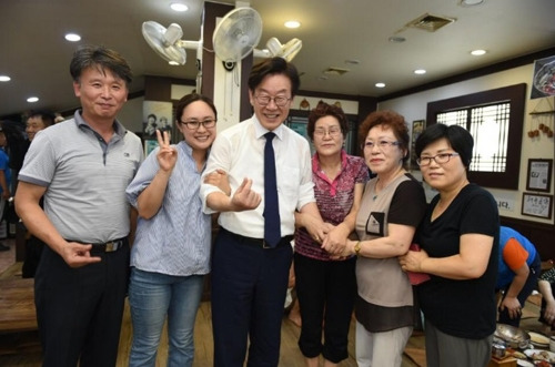 환경미화원, 청원경찰과 기념 촬영을 하는 이재명 지사 [ 경기도제공 ]