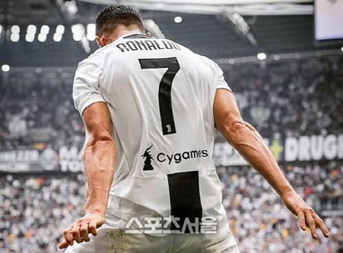 크리스티아누 호날두가 16일 사수올로전에서 첫 골을 넣은 뒤 ‘호우 세리머니’를 하고 있다. 출처 | 유벤투스 인스타그램