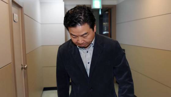 홍종학 중소벤처기업부 장관 후보자가 3일 오전 서울 영등포구에 마련된 청문회 준비 사무실로 출근하고 있다.[연합뉴스]