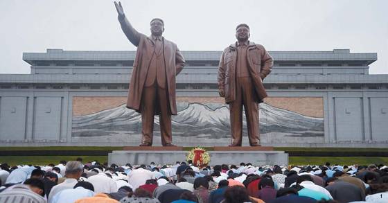 북한 김일성 주석 사망 23주기를 맞은 8일 평양시 만수대 김일성·김정일 부자 동상 앞에서 평양 시민들이 고개를 숙이고 있다. [중앙포토]