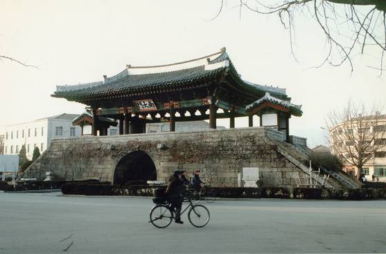 개성 남대문과 고려 성균관 : 남대문은 개성 내성의 정남문으로 문루엔 옮겨온 '연복사'종이 걸려있다.