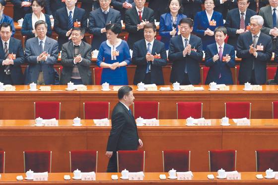 지난 3일 중국의 연례 최대 정계 행사인 전국인민정치협상회의에서 시진핑 주석(앞줄)이 개막식에 입장하고 있다.  [연합뉴스]