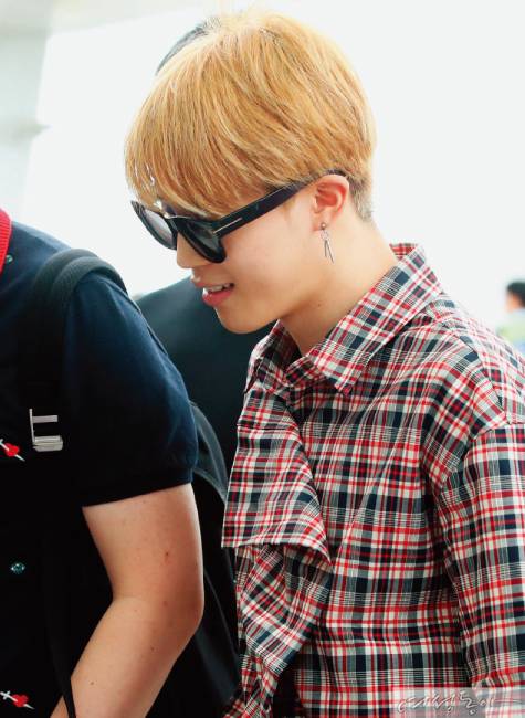 BTS 지민의 애시골드 헤어.