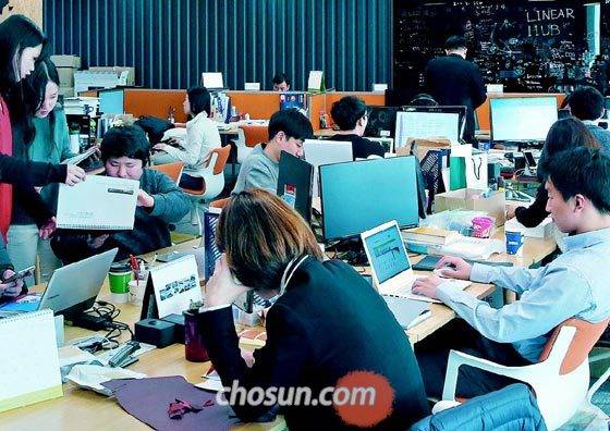 정부의 병역특례 전문연구요원 폐지 방침에 스타트업을 중심으로 중소벤처기업계에서 우려 목소리가 커지고 있다. 사진은 한 스타트업(초기 벤처기업) 사무실에서 직원들이 업무에 열중하고 있는 모습. /주완중 기자