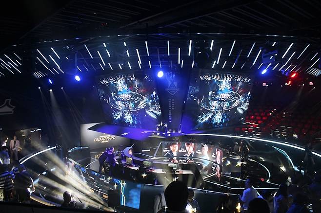 롤파크에는 리그오브레전드 전용경기장 LCK 아레나(사진)도 마련됐다. LCK 아레나는 검투장을 모티브로 삼아 원형으로 구현된 것이 특징이다.