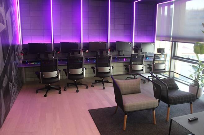 선수 대기실(사진)의 경우 화이트보드와 PC, 모니터 등이 마련돼 전략 회의가 가능하다. 총 4개 팀이 하루에 경기를 펼친다는 점을 고려해 4곳이 마련됐다.