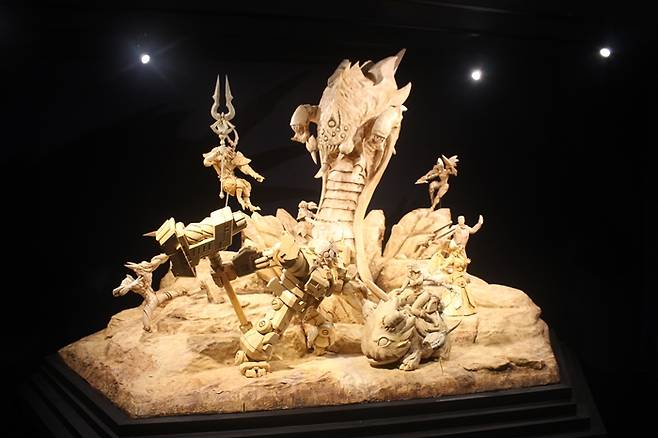 지난 스프링 대회 결승에서 펼쳐진 경기 내용을 형상화한 대형 스태츄(사진)도 전시됐다.