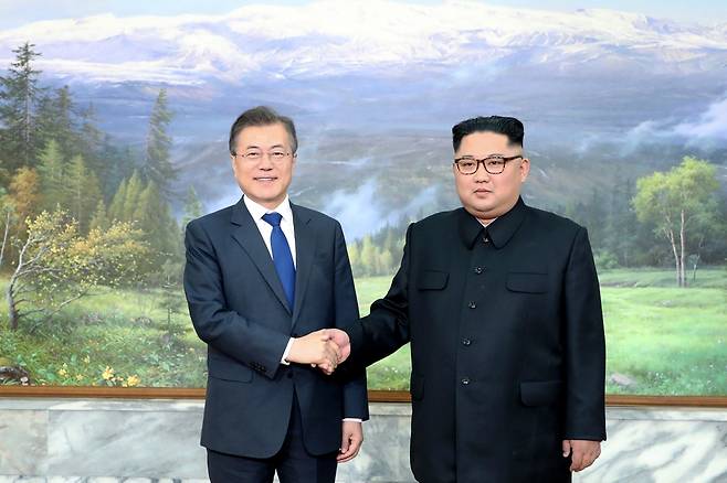 문재인 대통령이 5월26일 판문점 북쪽 판문각에서 김정은 국무위원장을 만나고 있다. 청와대 제공