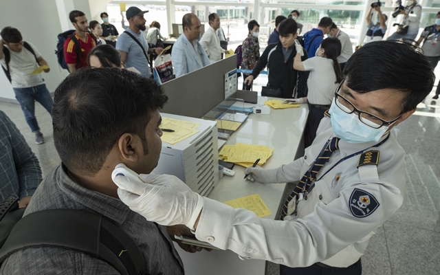 질병관리본부 국립인천공항검역소 검역관들이 9월10일 오후 인천국제공항 2터미널을 통해 두바이서 들어오는 입국자들의 체온을 확인하고 있다. 한겨레 사진