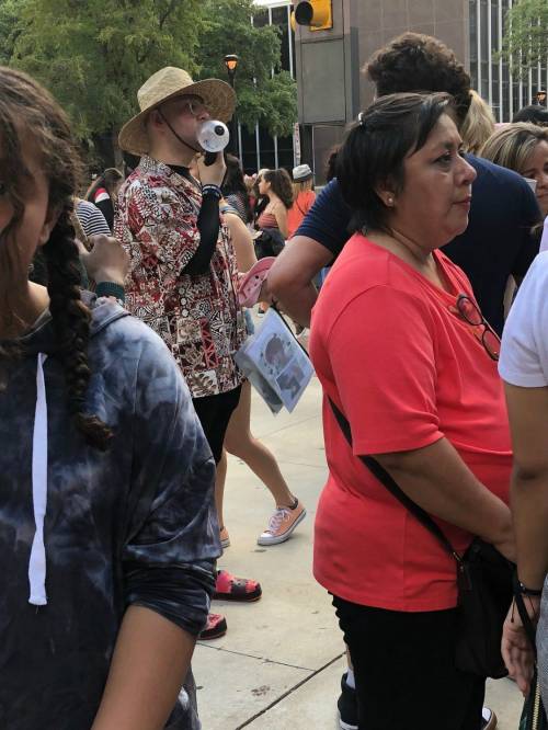 텍사스주&nbsp;포트워스 콘서트 현장에서&nbsp;‘하와이 꼬질이’라는 정국의 별명에 걸맞는 의상을 한 남성팬이 포착됐다.