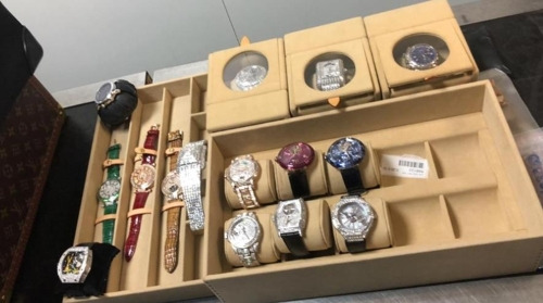 브라질 연방경찰과 국세청이 테오도로 은게마 오비앙 망게 적도기니 부통령 일행으로부터 압수한 귀중품 [브라질 뉴스포털 UOL]