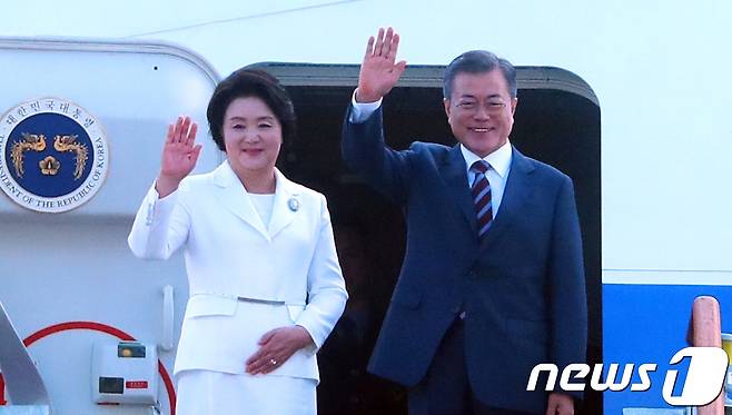 18일 오전 서울 중구 동대문디자인플라자에 마련된 메인프레스센터에서 문재인 대통령과 김정숙 여사가 평양 남북정상회담을 위해 비행기에 타는 모습이 생중계 되고 있다. 2018.9.18/뉴스1 © News1 송원영 기자