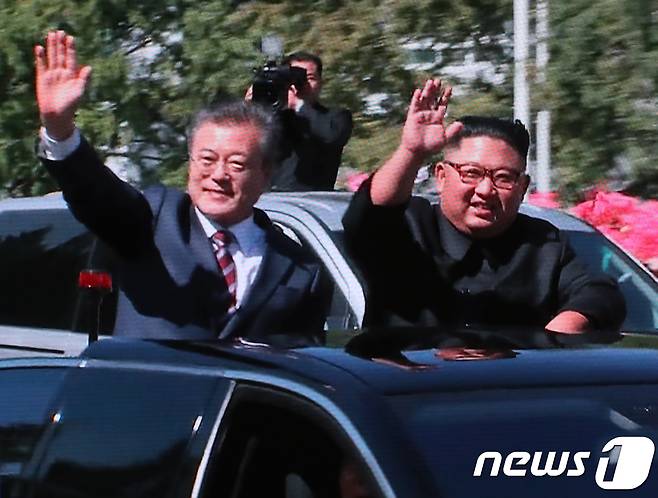 18일 오후 서울 중구 동대문디자인플라자에 마련된 평양 남북정상회담 메인프레스센터에서 평양에 도착한 문재인 대통령과 김정은 북한 국무위원장의 카퍼레이드 하는 모습이 중계되고 있다. 2018.9.18/뉴스1 © News1 송원영 기자