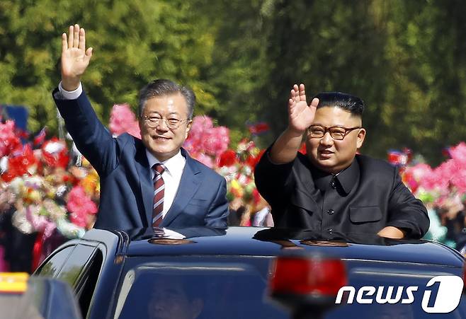 문재인 대통령과 김정은 북한 국무위원장이 18일 오전 평양 시내를 카퍼레이드 하며 환영하는 평양 시민들에게 손을 들어 인사하고 있다. 2018.9.18/뉴스1 © News1 평양사진공동취재단