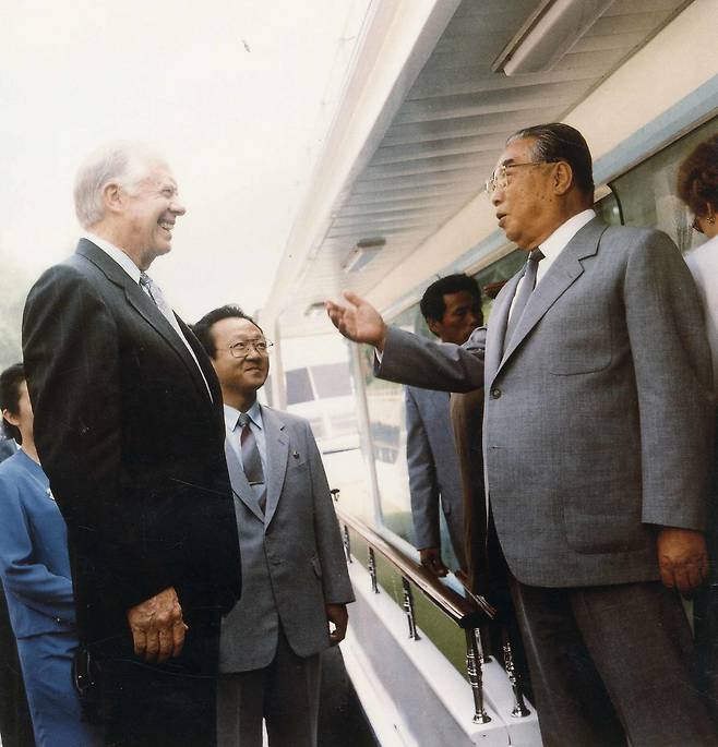 핵문제로 궁지에 몰렸던 1994년 여름 대동강변에서 이야기를 나누는 사망 얼마 전의 김일성 북한 주석과 지미 카터 전 미국 대통령. [중앙포토]