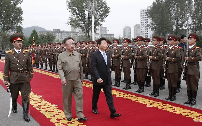 평양 4.25 문화회관 광장에서 노무현 대통령과 북한 김정일 국방위원장이 북한군 의장대를 사열하고 있다. [중앙포토]