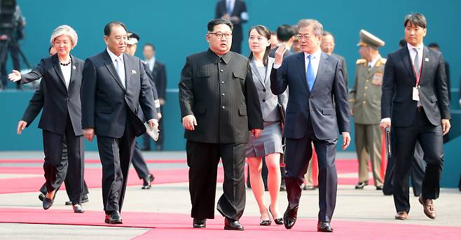 문재인 대통령과 북한 김정은 국무위원장이 27일 오전 판문점 평화의 집 앞에서 의장대 사열을 마친 뒤 대화하고 있다. [중앙포토]