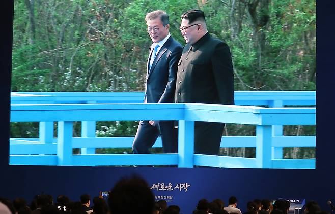 문재인 대통령과 북한 김정은 국무위원장이 27일 오후 판문점 도보다리 산책 회담을 마치고 걸어나오고 있다.[중앙포토]