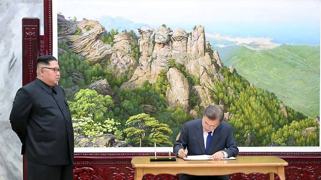 문재인 대통령이 지난 5월 26일 오후 판문점 북측 통일각에서 제2차 남북정상회담에 앞서 방명록에 서명하고 있다. [중앙포토]