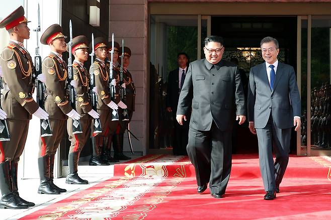 문재인 대통령이 김정은 국무위원장과 지난 5월 26일 오후 판문점 북측 통일각에서 제2차 남북정상회담을 마치고 걸어나오고 있다. [중앙포토]