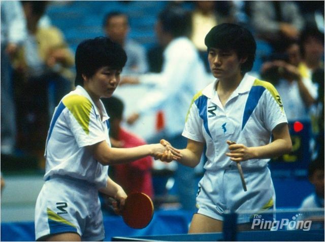 1991년 지바세계탁구선수권대회 당시 남북 단일팀에서 여자 복식조를 이룬 북측 리분희(왼쪽)와 현정화 감독.(자료사진=월간 탁구)