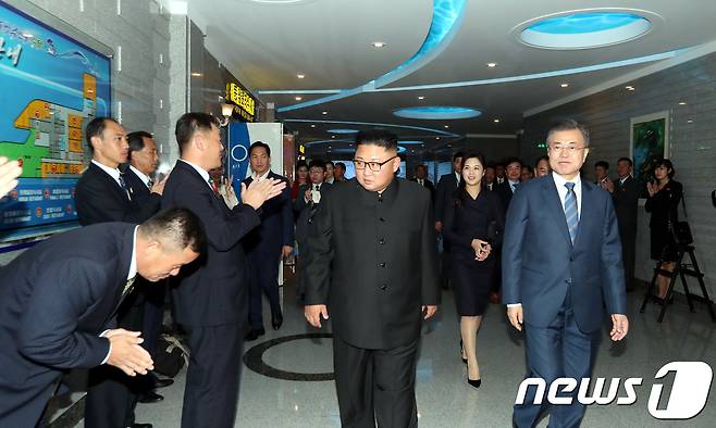 문재인 대통령과 부인 김정숙 여사가 김정은 북한 국무위원장과 부인 리설주 여사와 19일 오후 평양 대동강 구역에 위치한 '대동강 수산물 식당'에 입장하고 있다. 문 대통령은 김정은 국무위원장 내외와 만찬을 가졌다. 2018.9.19/뉴스1 © News1 평양사진공동취재단