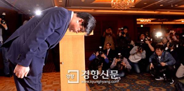롯데마트 김종인 대표가 지난해 4월18일 오전 서울 중구 롯데호텔에서 가습기 살균제 피해자 사과 및 보상 발표 기자회견을 하며 피해자들에게  고개 숙여 사과의 인사를 하고 있다.  /    김기남  기자 kknphoto@kyunghyang.com